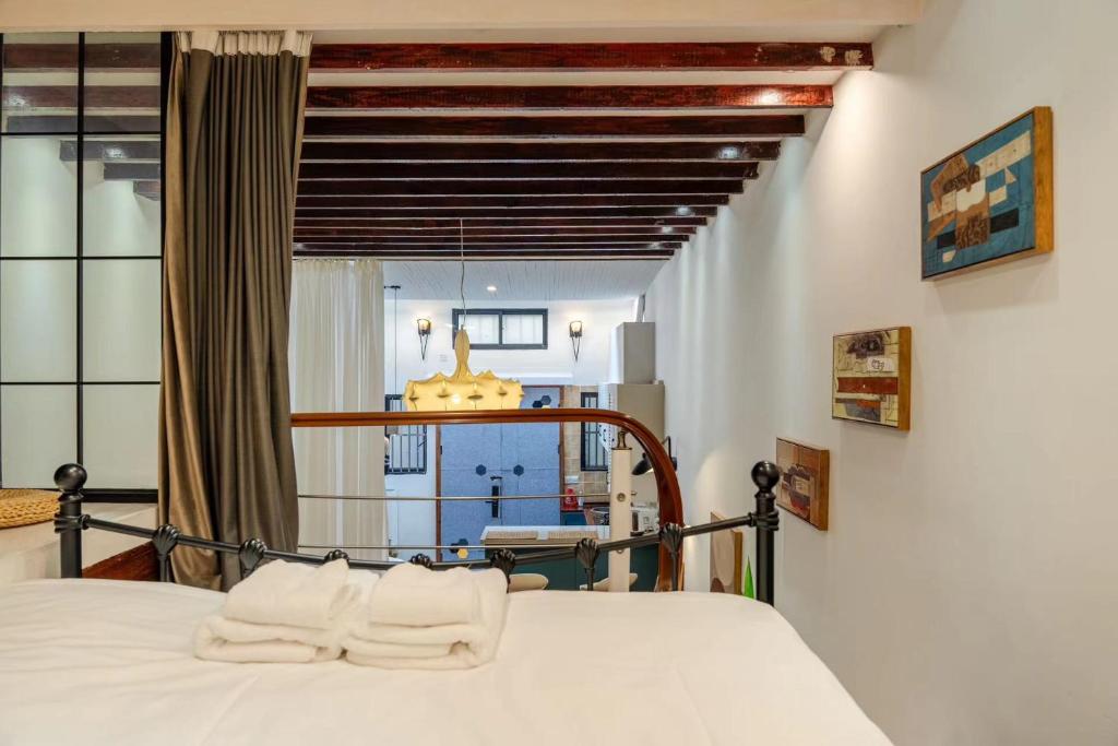 上海上海市中心海派繁花民宿 - 永康路的一间卧室设有一张床和一个大窗户