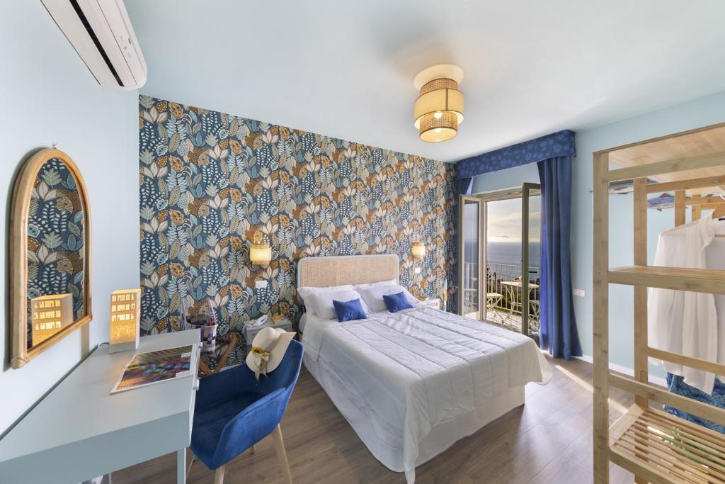 马萨鲁布朗斯Hotel Villa Lubrense Sorrento的一间卧室配有床和壁画