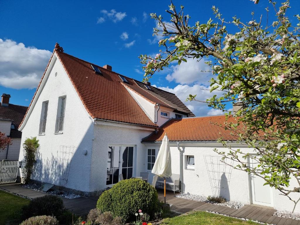塞尔布Ferienhaus Rosengarten的白色房子,有橙色屋顶