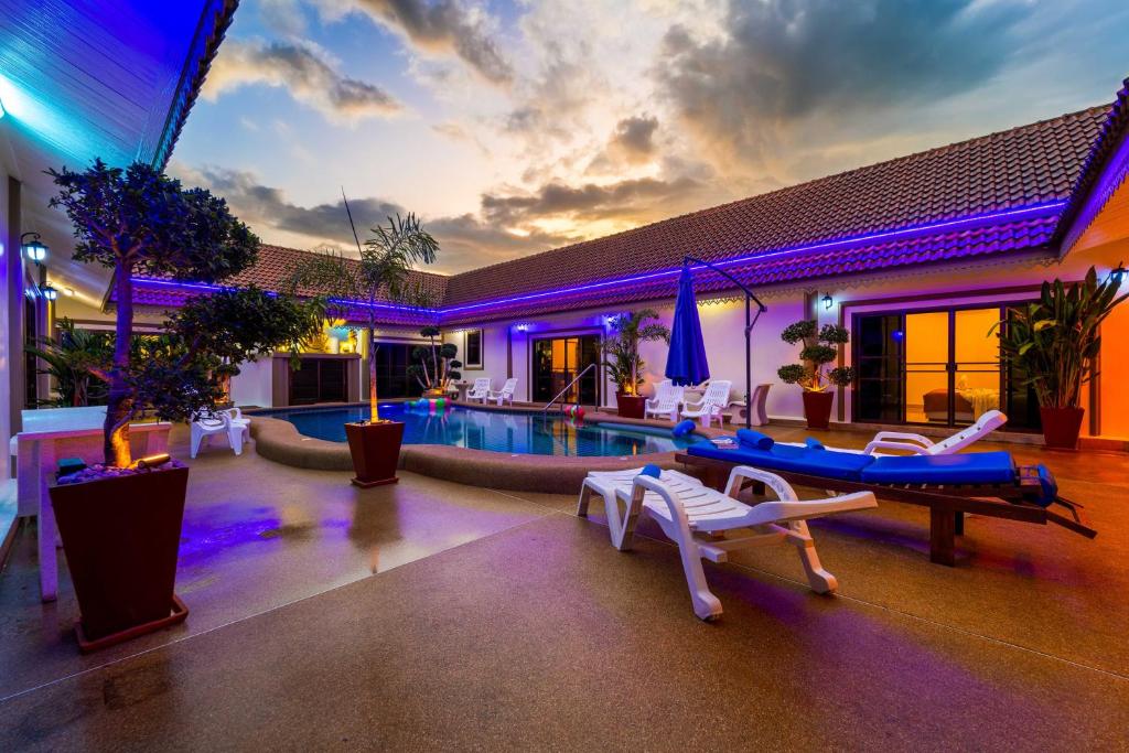 邦萨雷Siam Court Hotel and Resort的一座带游泳池和度假村的别墅