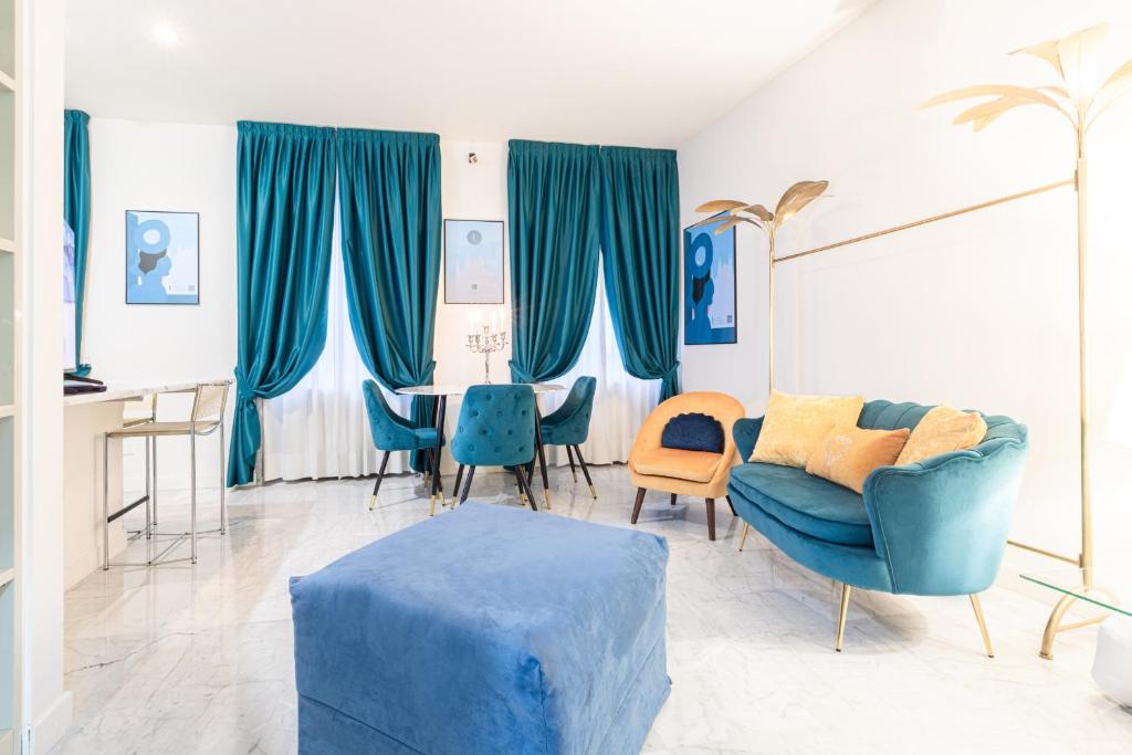 米兰Monte Napoleone Split-level Terrace Apartment - Top Collection的客厅配有蓝色的椅子和桌子