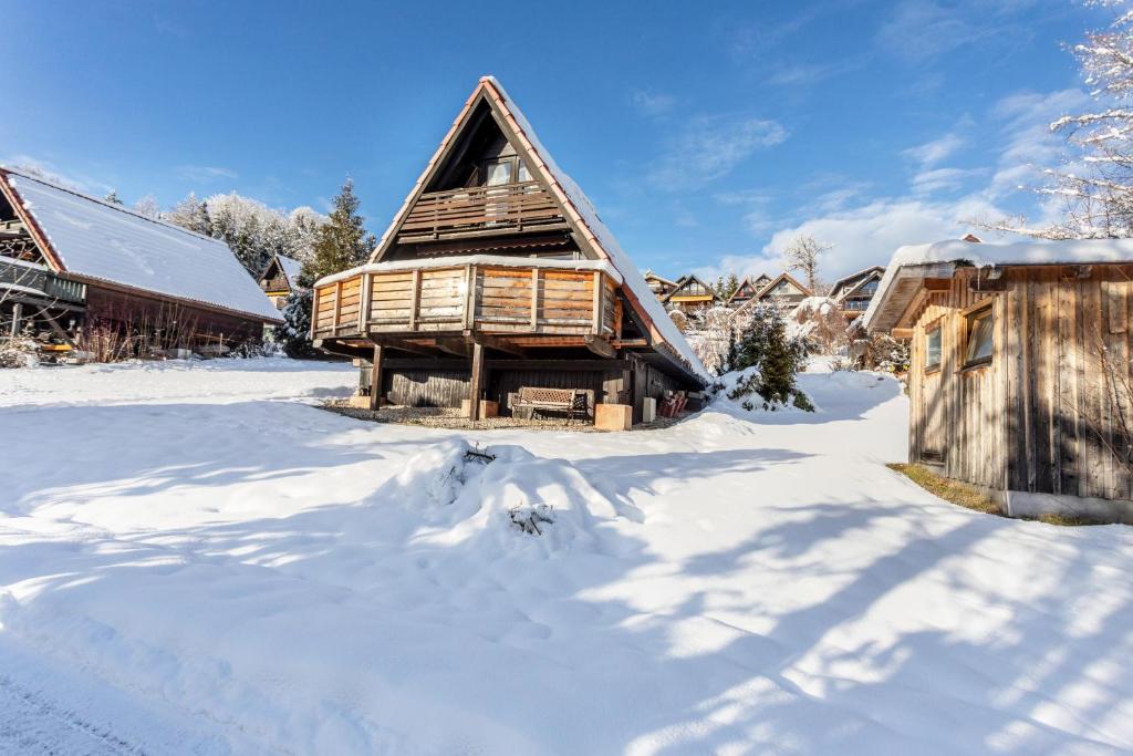 希格斯多夫Ferienhaus Moritz的雪地小木屋,带谷仓