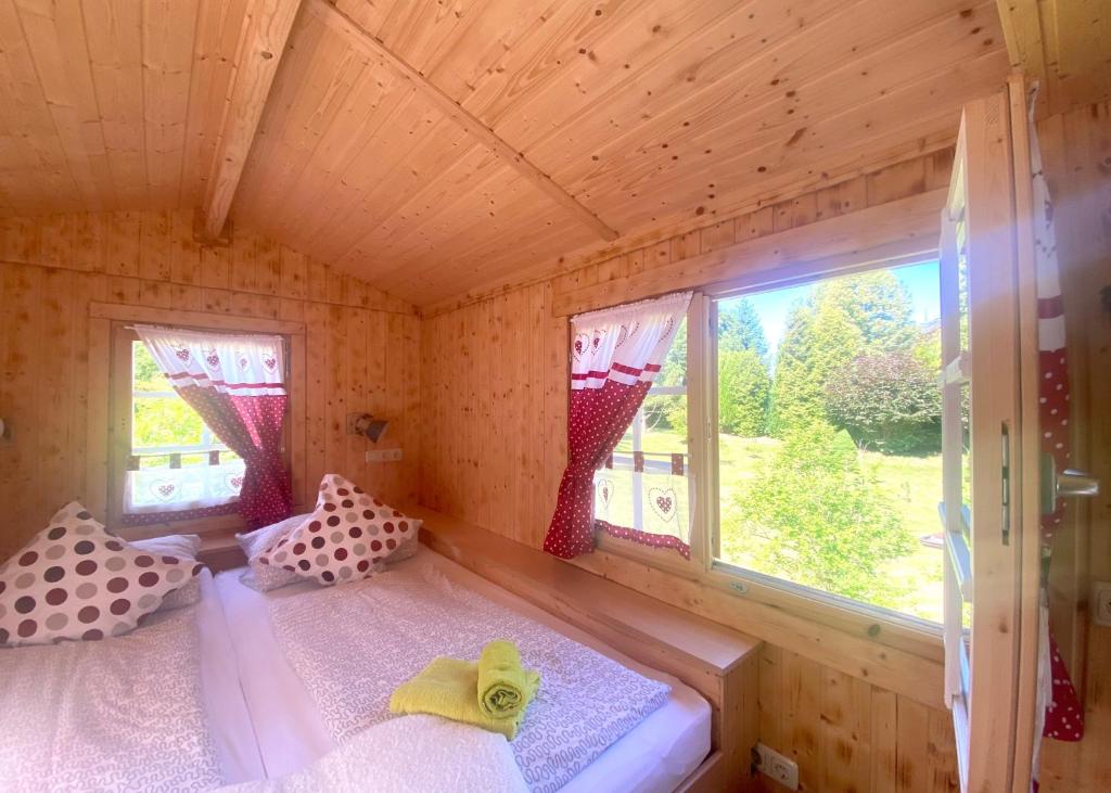 柯尼希施泰因易北Annis- Romantikhäuschen的带2扇窗户的小客房内的2张床