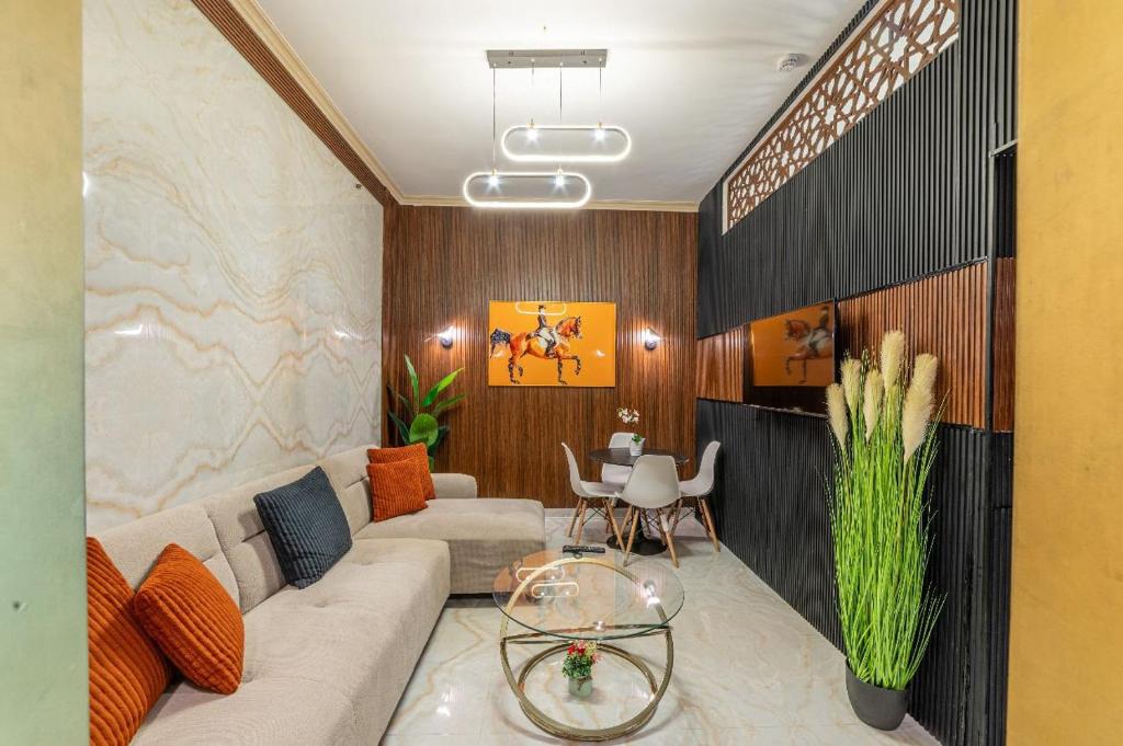 迪拜Royalton - Chic 2BR Marina Pinnacle Apartment with City Views的客厅配有沙发和桌子