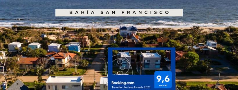 皮里亚波利斯BAHIA SAN FRANCISCO, casa Albatros a 80 metros del mar, Uruguay的享有海滩美景,设有房屋和大海