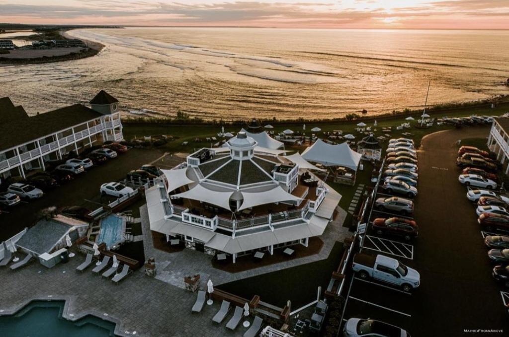 奥甘奎特安克雷奇海滨酒店的享有毗邻大海的停车场的空中景致