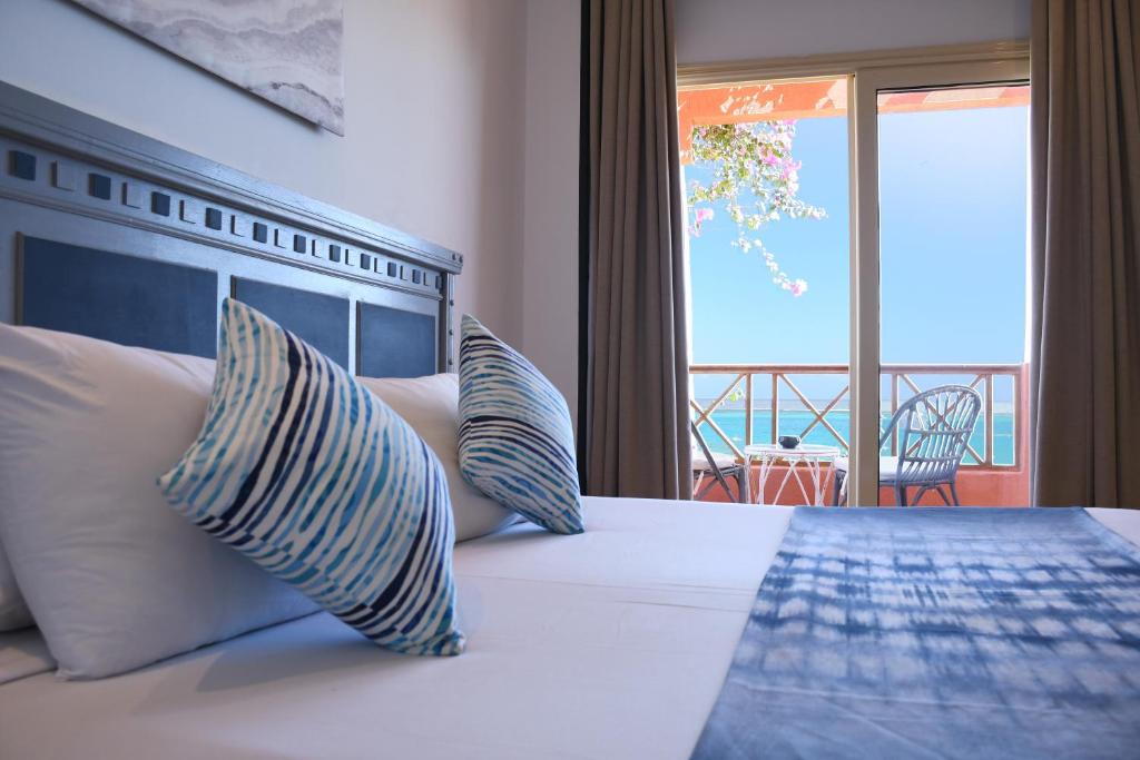 马萨阿拉姆SOULOTEL EMERALD Resort & Spa的一间卧室设有一张床,享有海景