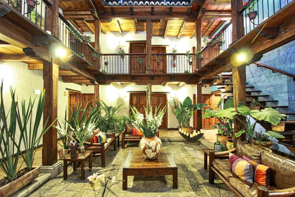 圣克里斯托瓦尔-德拉斯卡萨斯Docecuartos Hotel的一间种植了大量植物的大客厅