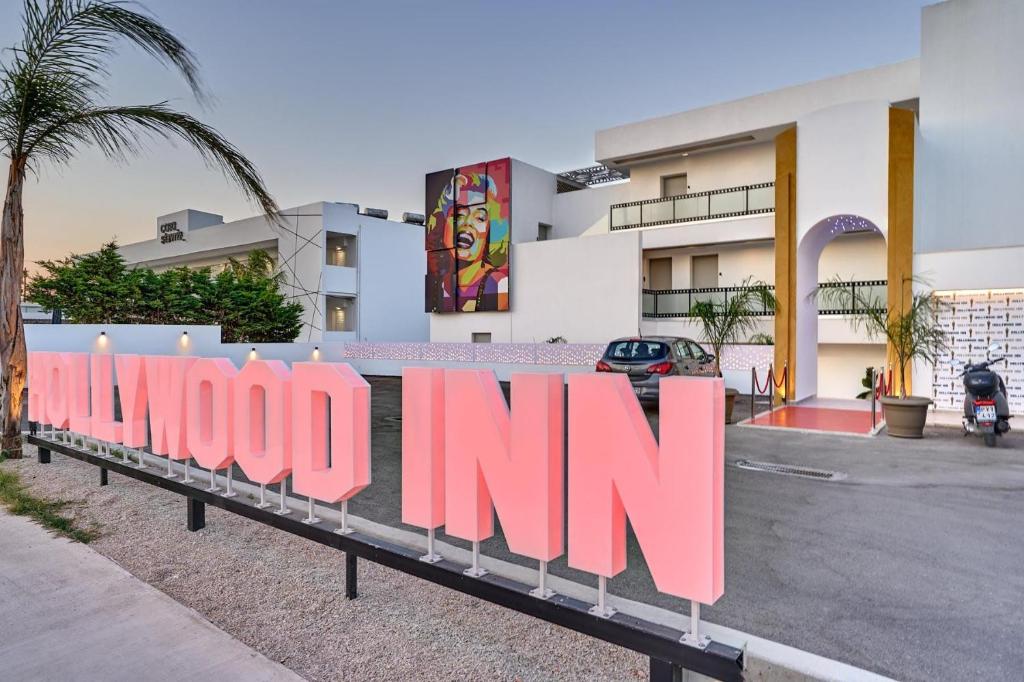 法里拉基Hollywood Inn Faliraki - Adults Only的建筑前的心情旅馆