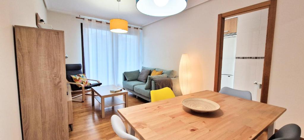 科隆布雷斯Apartamento I&F Colombres by Casas de Los Picos的客厅配有桌子和沙发
