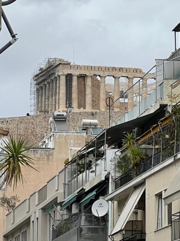 雅典Acropolis Luxury Apartments Parthenon view的从大楼的阳台上可欣赏到建筑的景色