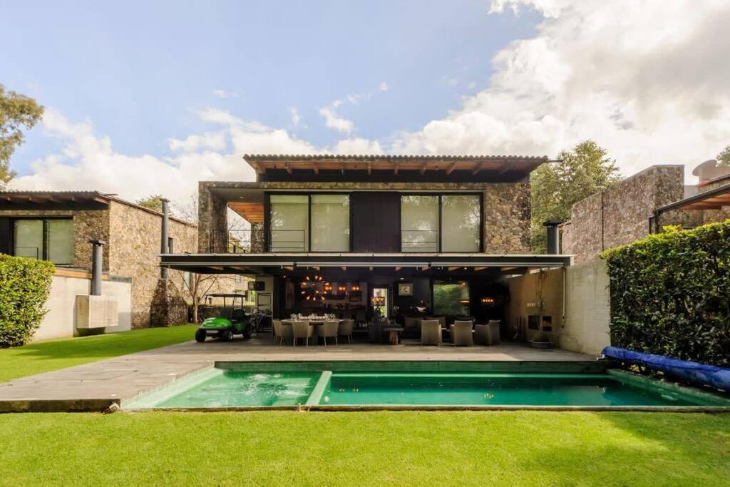 El PedregalHermosa Casa frente a campo de golf的庭院中带游泳池的房子