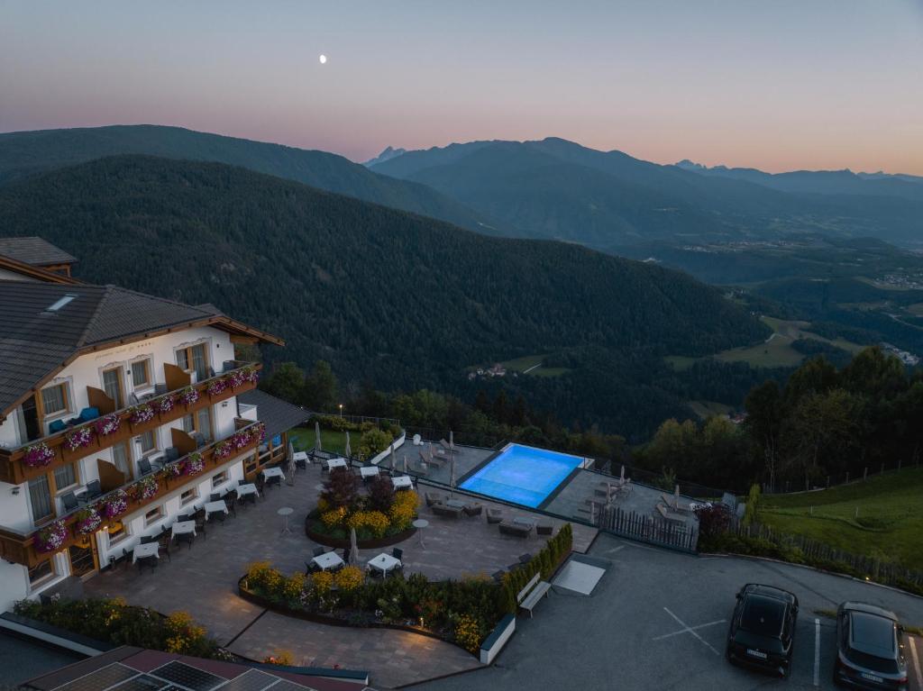 马兰扎Panoramahotel Huberhof的享有带游泳池的建筑的空中景致