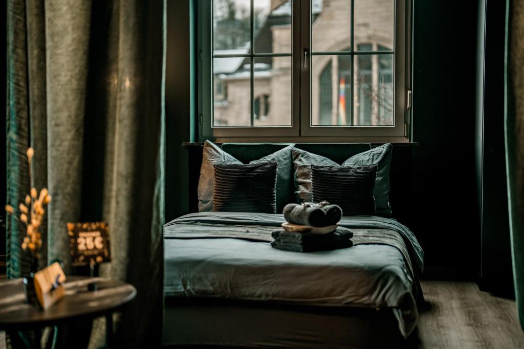 科布伦茨LLR Design Apartment - Emerald Green im Zentrum von Koblenz的卧室床上的泰迪熊