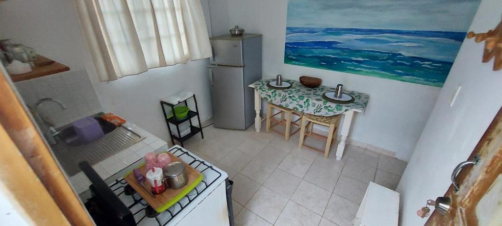 BejuqueroApto Los Blancos, a dos Minuto de los Patos的厨房享有高空的景致,配有桌子和冰箱。