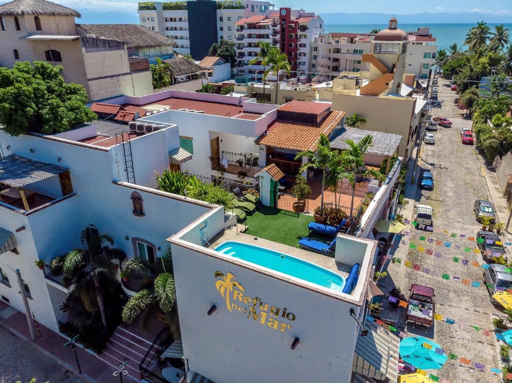 布塞里亚斯Refugio del Mar Luxury Hotel Boutique的享有带游泳池的建筑的空中景致