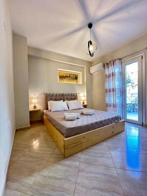 毕达哥利翁Olea Luxury Apartment的一间卧室设有一张大床和一个窗户。