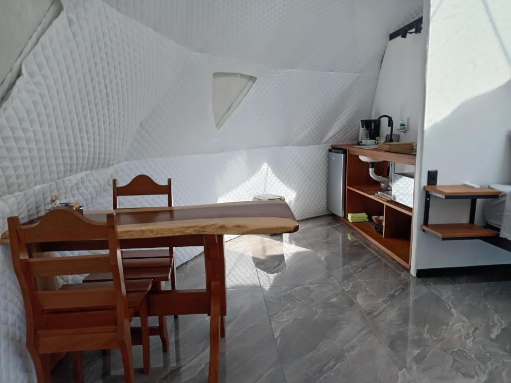 蒙泰韦尔德哥斯达黎加Glamping Karl的配有桌椅和厨房的房间