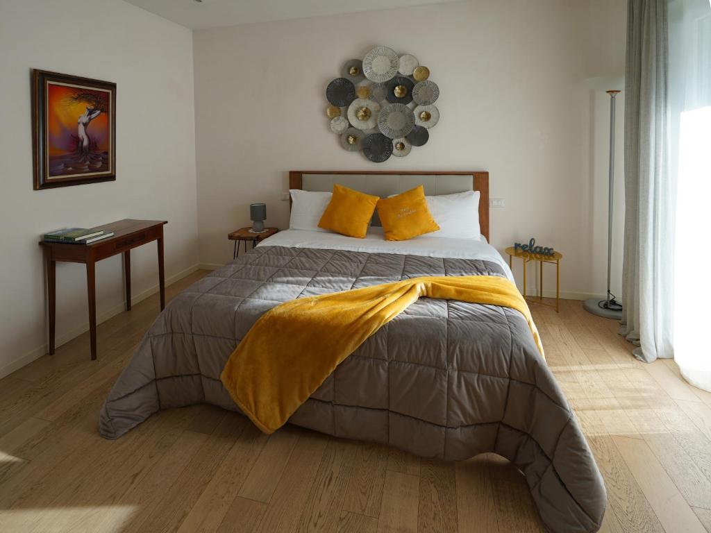 特雷维索My Comfort的一间卧室配有一张带黄色枕头的大床