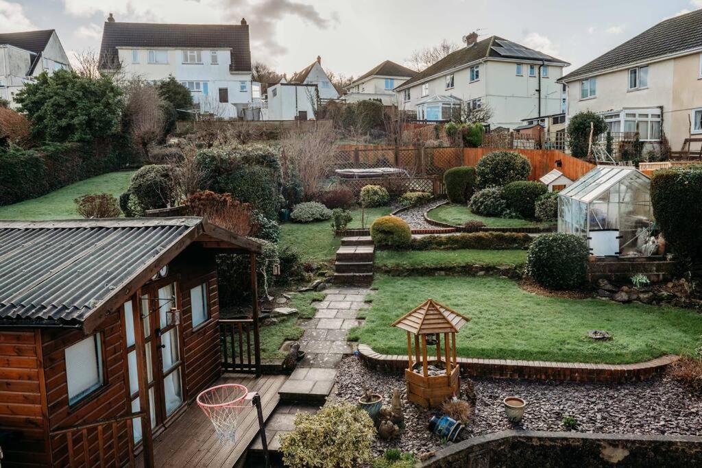 普里茅斯Ocean City Family Home的享有花园的空中景致,设有小房子