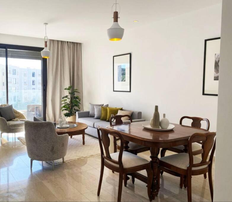 拉马萨fabuleux S2 a la Marsa的客厅配有桌子和沙发
