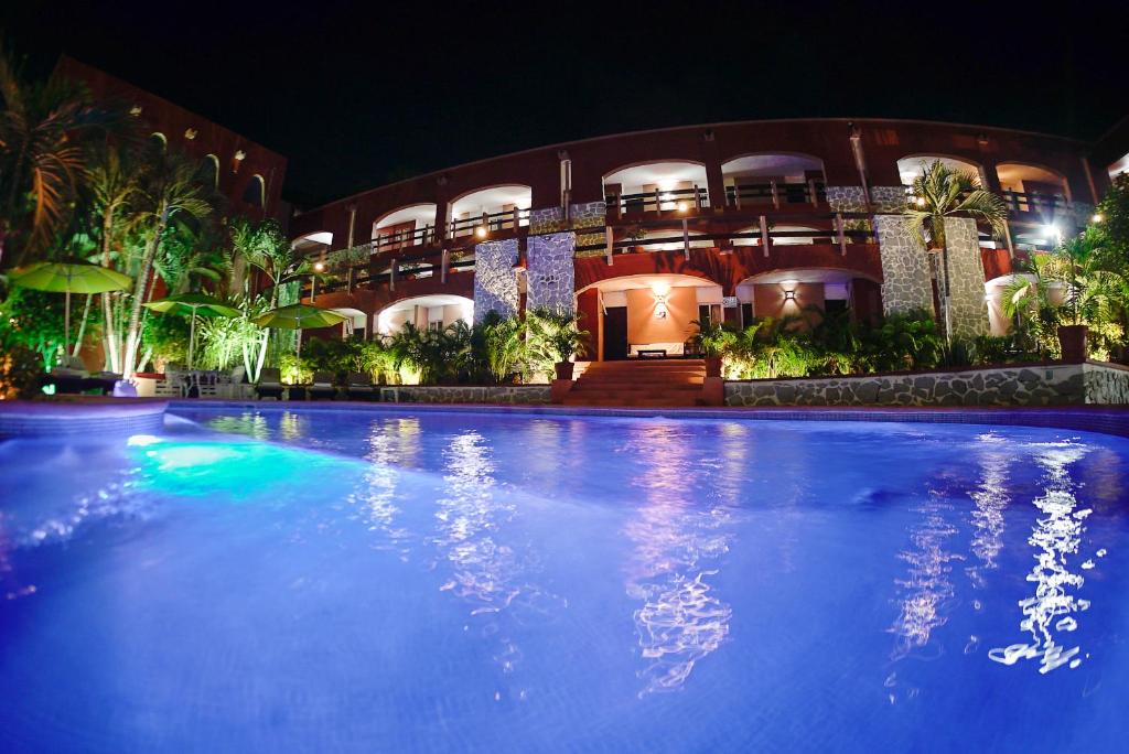 锡瓦塔塔内霍兹华卡拉科尔酒店的一座大楼前的大型游泳池