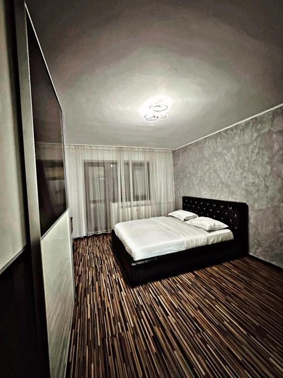 图尔恰LukApartaments的卧室中间设有一张床