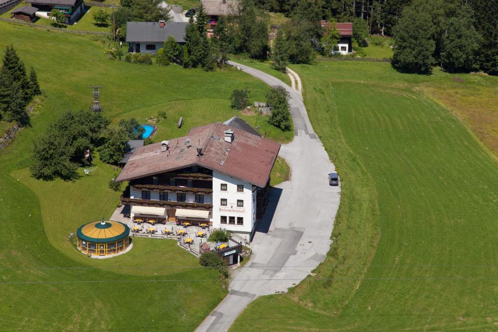 安纳贝格-伦格茨萨尔茨堡多罗米特诺夫酒店的绿色田野上大房子的空中景色