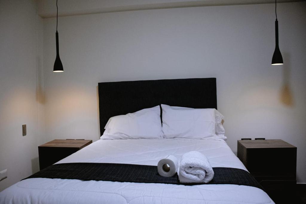 万卡约PRANA的一间卧室配有一张床,上面有两条毛巾