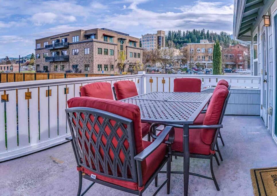 阿什兰Pioneer Vacation Rentals - Pioneer Craftsman House的阳台的天井配有桌椅