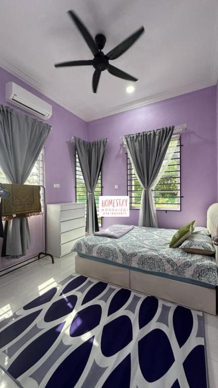 丹那美拉Homestay Mohd Aizri Bukit Gading的紫色卧室配有一张床和吊扇
