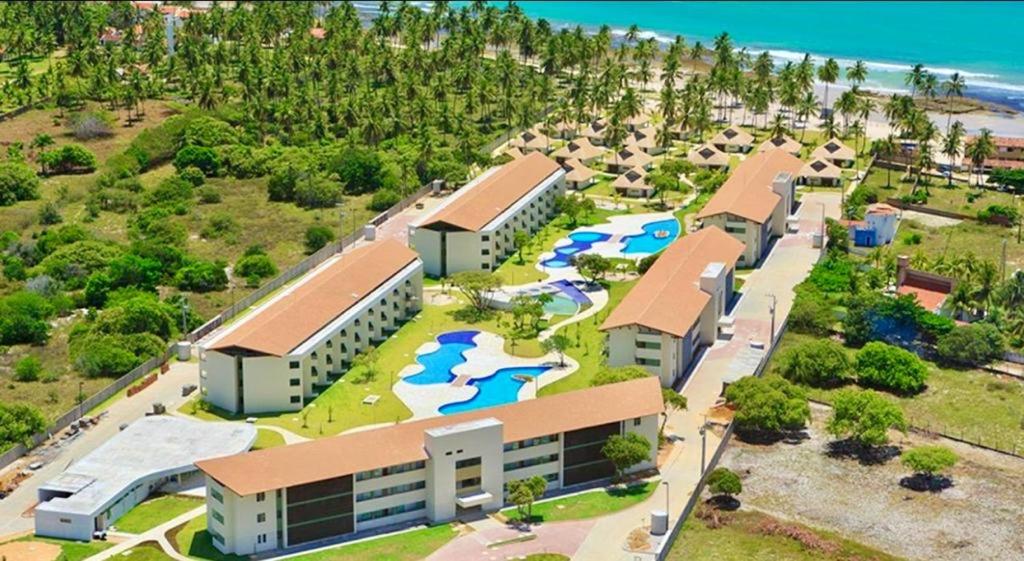 塔曼达雷Flat Beira Mar - Carneiros Beach Resort的享有带水上公园的度假村的空中景致