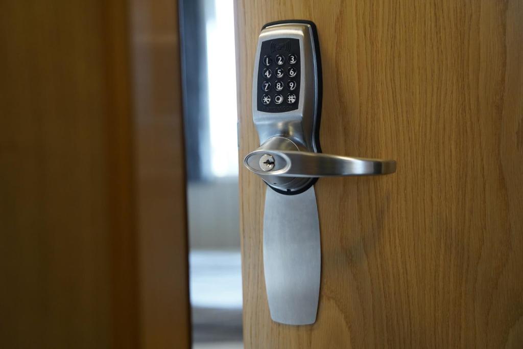 米湖沃加尔旅行服务旅馆的关闭门,有遥控器