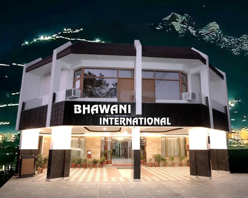 格德拉Hotel Bhawani International的带有读取国际性悲伤的标志的建筑物