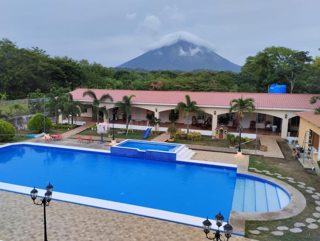 莫约加尔帕Hotel Campestre Bella Vista Ometepe的山前设有大型游泳池的酒店