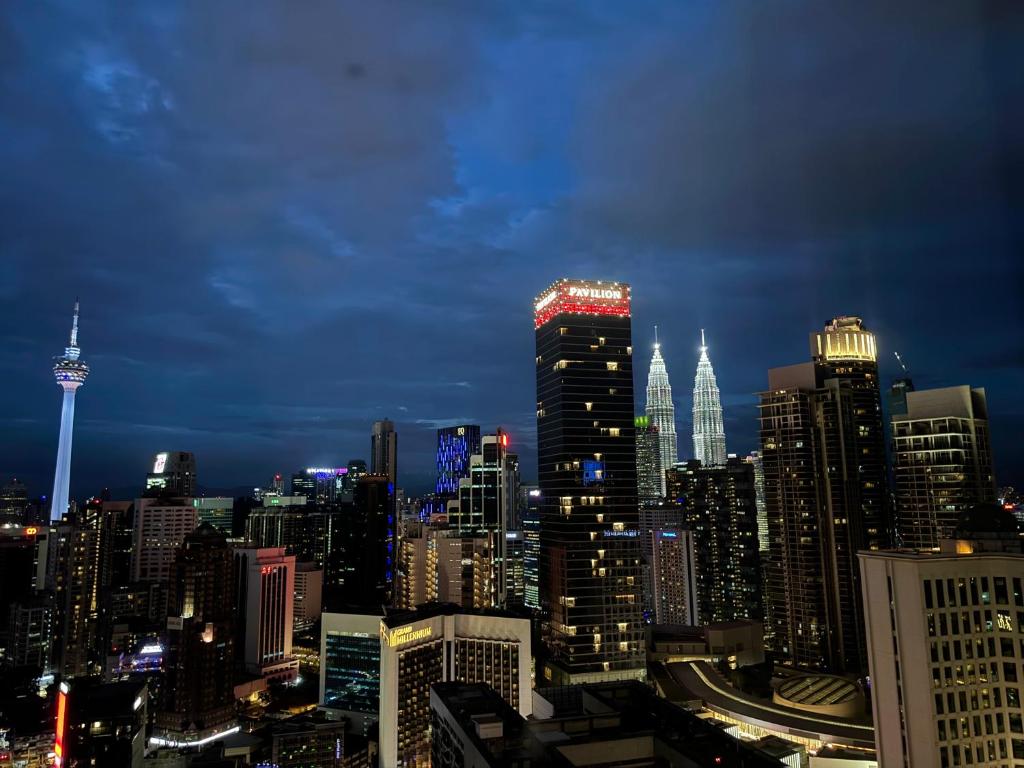 吉隆坡Axon Residence By Luxury Suites的享有城市天际线的美景。