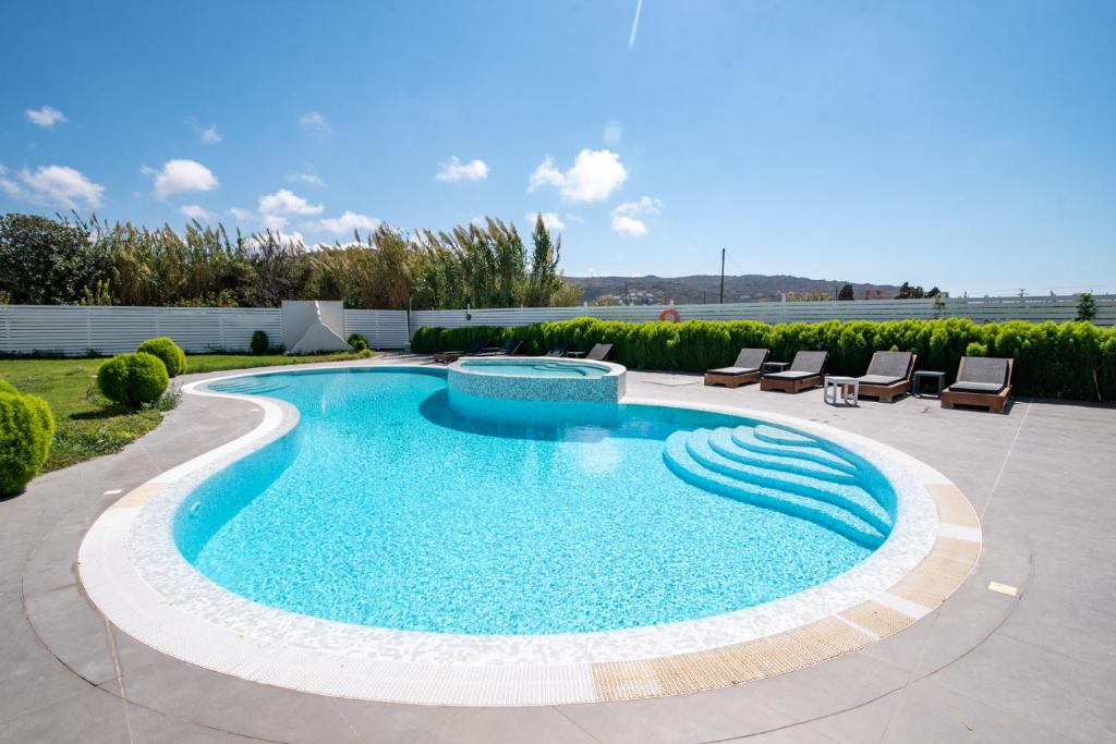 布拉卡Depis Edem luxury villas naxos的一个带2把躺椅的游泳池