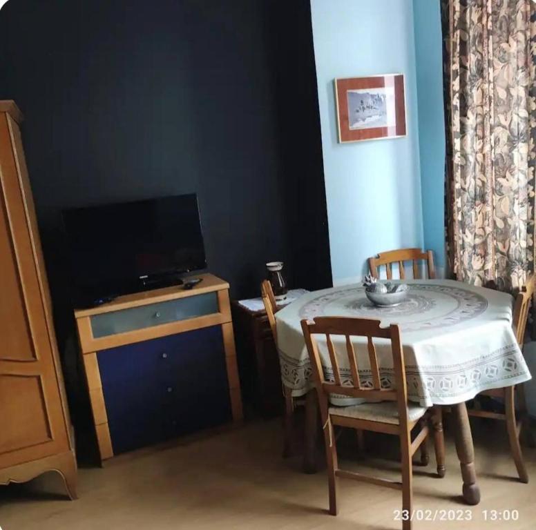布鲁塞尔Room in Guest room - Chambre A Brucelles D的一间带桌子和电视的用餐室