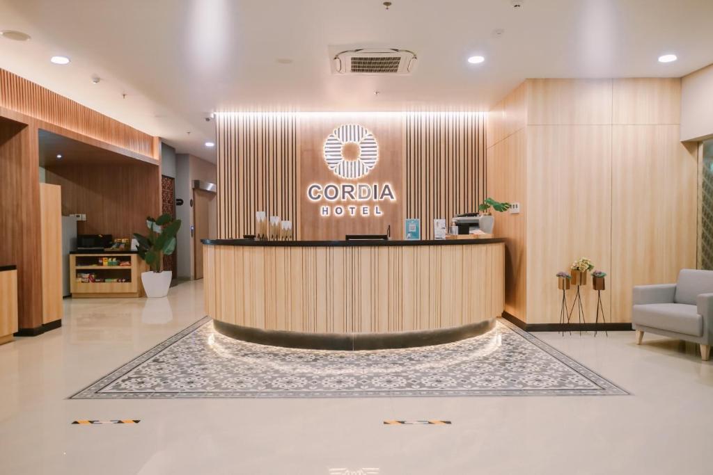 GlagahCordia Hotel Yogyakarta - Hotel Dalam Bandara的酒店大堂,设有前台