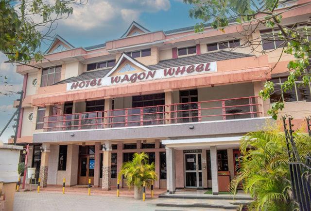 纳库鲁Hotel Wagon Wheel的一座建筑,上面有读酒店瓦森的标志