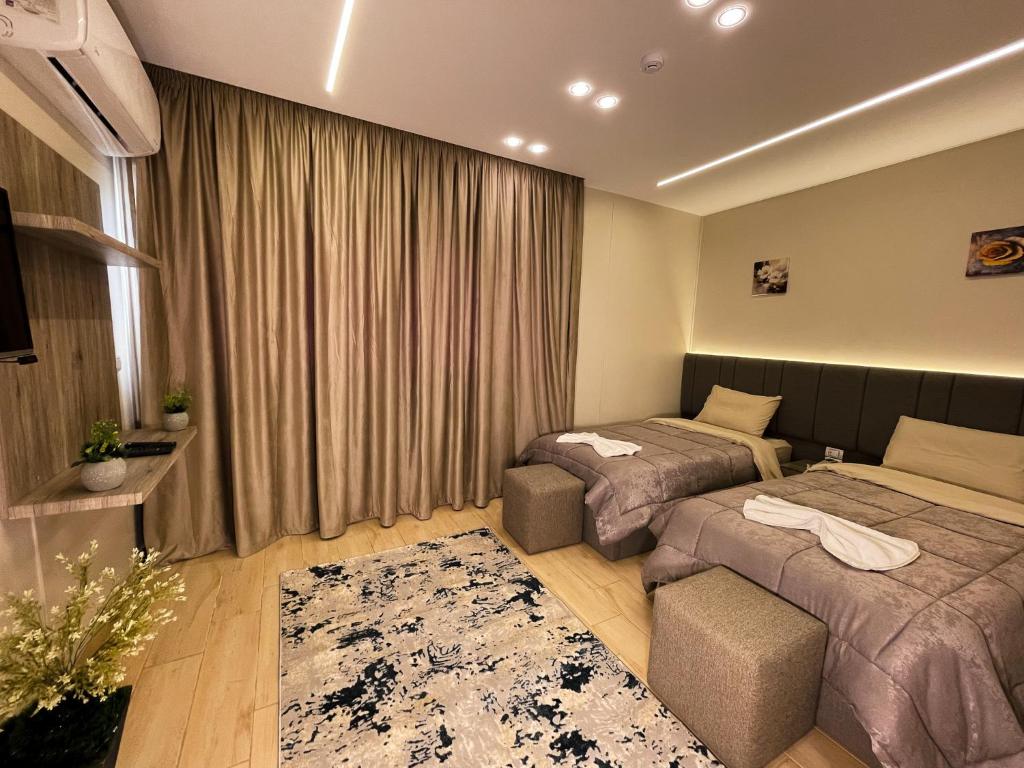 开罗Holy Sheet Plus的酒店客房,设有两张床和一张沙发