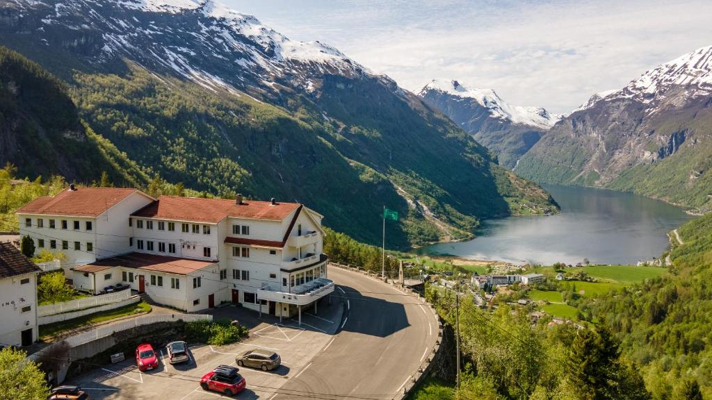盖郎厄尔峡湾Hotel Utsikten - by Classic Norway Hotels的享有湖景和山景的建筑美景