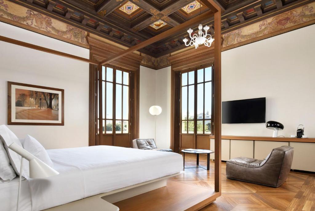 罗马帕拉佐蒙特玛提尼罗马酒店 - 拉迪森连锁酒店的卧室配有一张白色大床和一张书桌