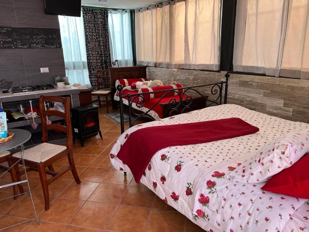 泰卡斯Villa Venturini的一间卧室配有一张床铺和一张桌子,还设有一间厨房