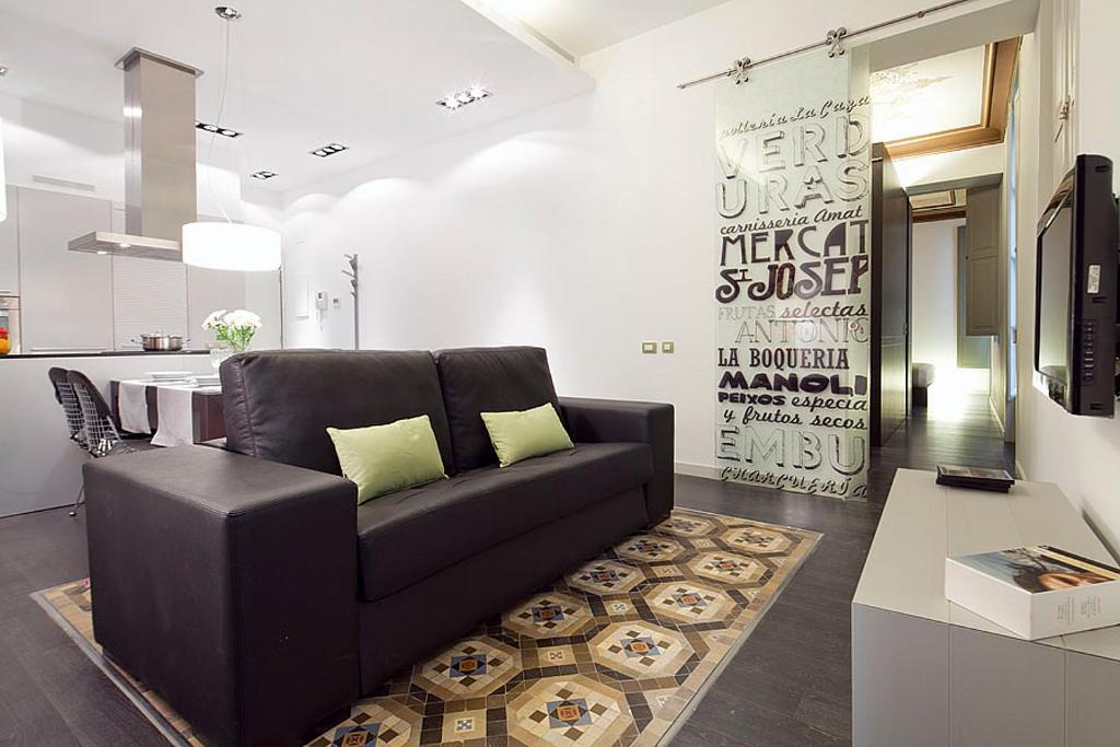 巴塞罗那Ola Living Portaferrissa的客厅配有黑色沙发和桌子
