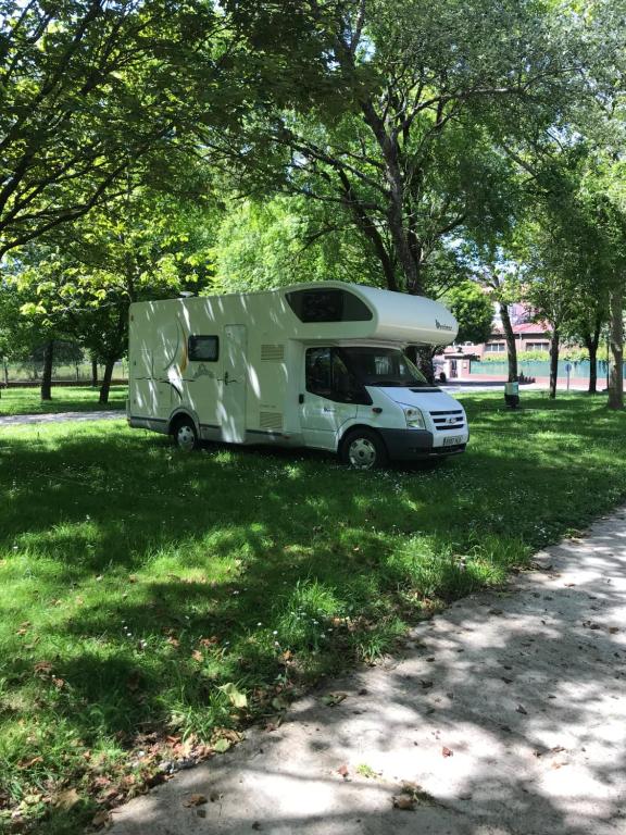 圣地亚哥－德孔波斯特拉Camping peregrino San marcos的停在公园草地上的露营车