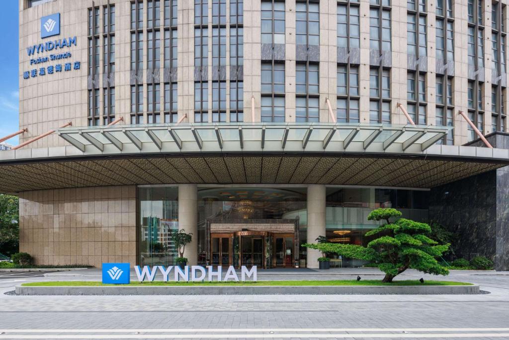 ShundeWyndham Foshan Shunde的前面有标志的建筑