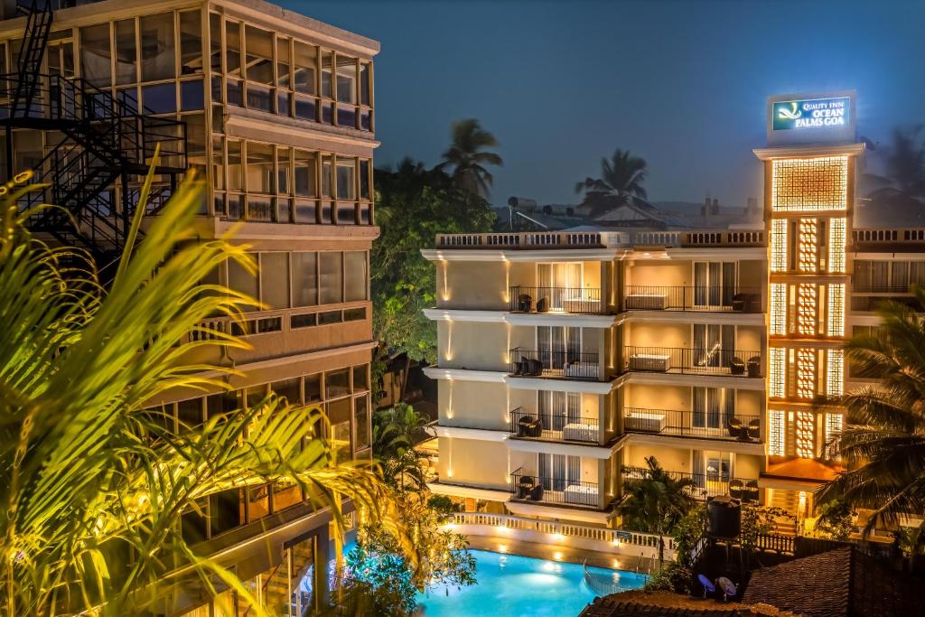 卡兰古特Quality Inn Ocean Palms Goa的一座带游泳池和高楼的酒店