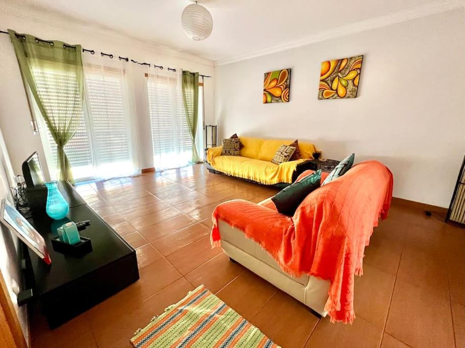 阿托吉亚达巴莱亚Fantastic 3 bedroom Villa - Peniche - Mer&Surf的客厅配有沙发和桌子