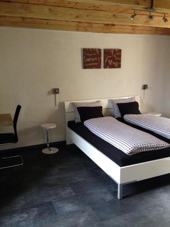 VairanoCS卡萨塞丽娜公寓的一间卧室配有两张床和一张桌子
